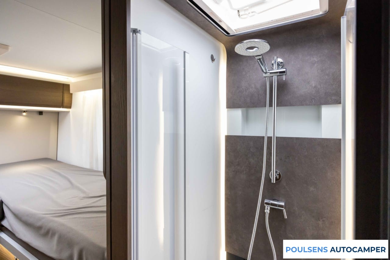 Salle de bain du Adria CORAL 670 SL 2020 avec douche et WC
