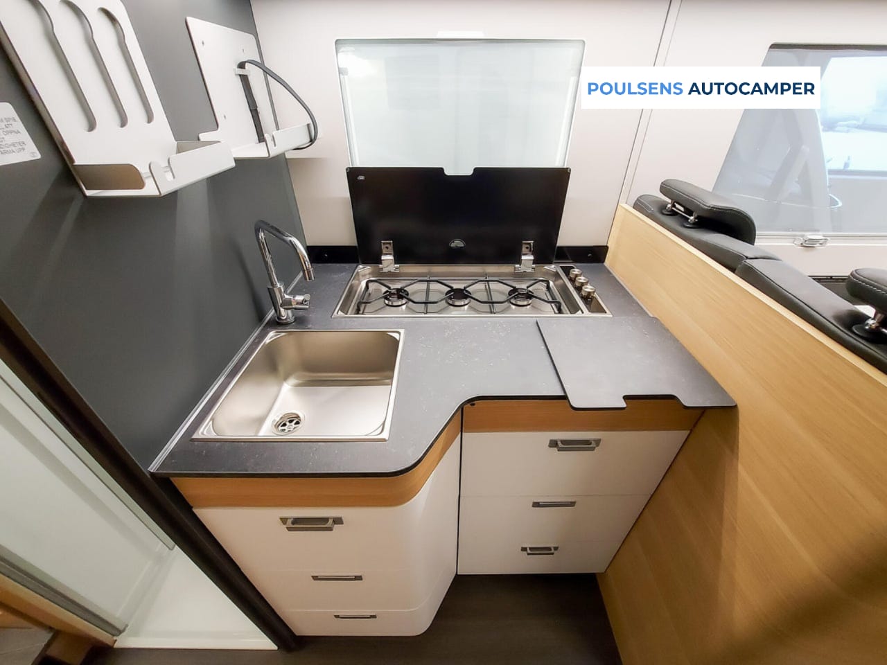 Cuisine du Adria Coral Plus 670 SL avec réfrigérateur