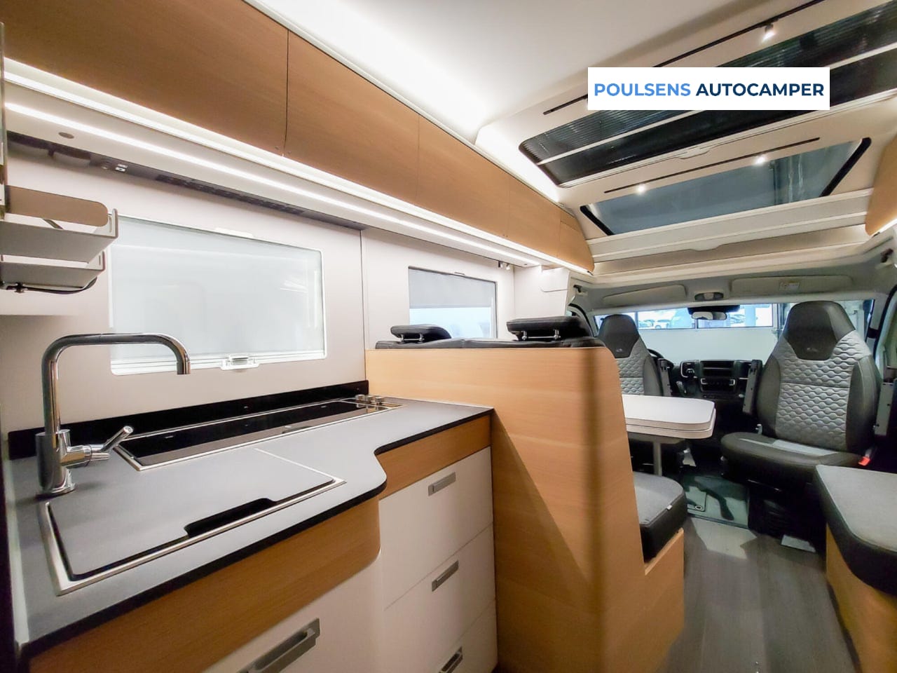 Cuisine du Adria Coral Plus 670 SL avec réfrigérateur