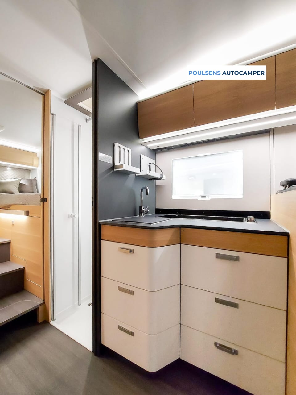 Cuisine du Adria Coral Plus 670 SL avec réfrigérateur