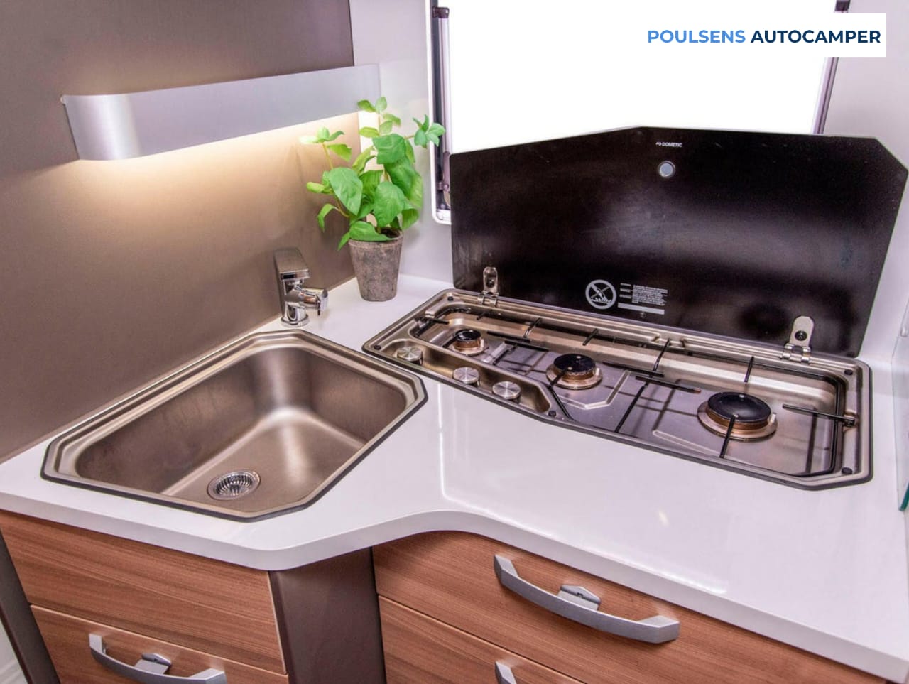 Cuisine du Adria MATRIX 670 SC 2020 avec réfrigérateur et rangements