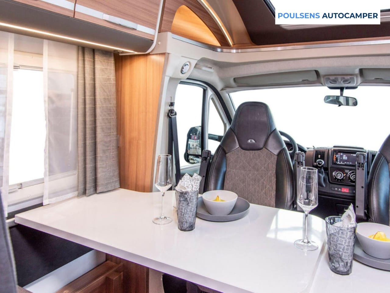Salon intérieur du Adria MATRIX 670 SC 2020 avec lit pavillon