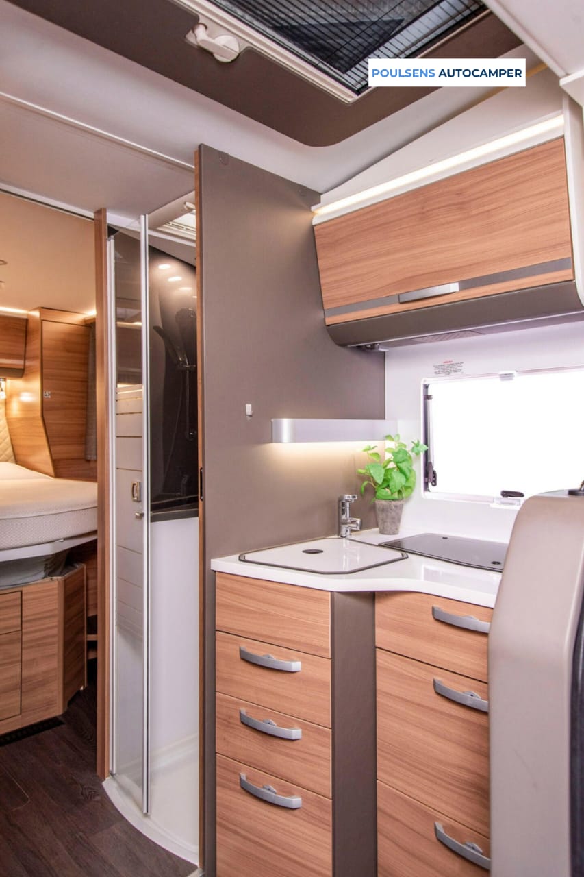 Cuisine du Adria MATRIX 670 SC 2020 avec réfrigérateur et rangements