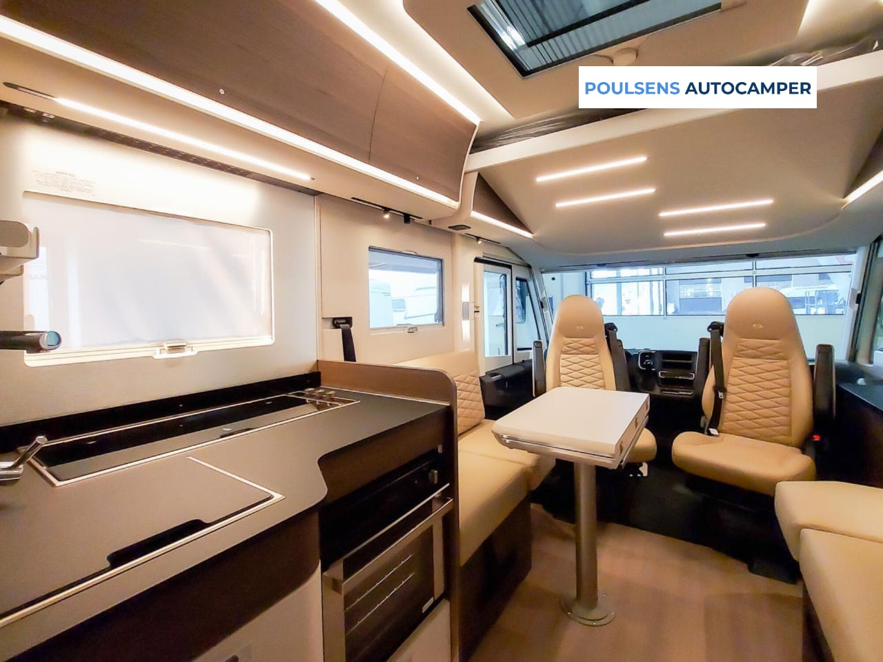 Salon intérieur du Adria Sonic Supreme 700 DL
