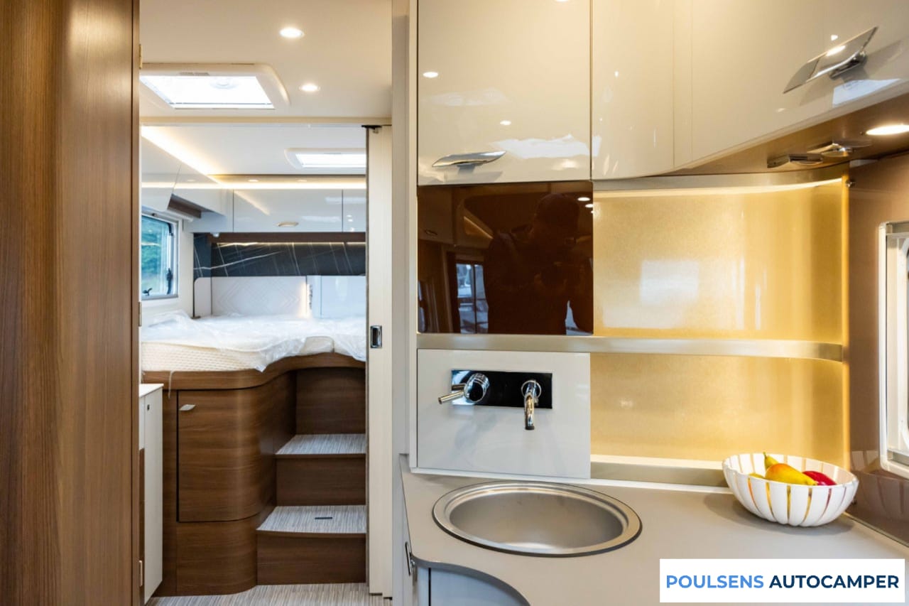 Cuisine du Bürstner Elegance I 910 G 2023 avec four et rangements