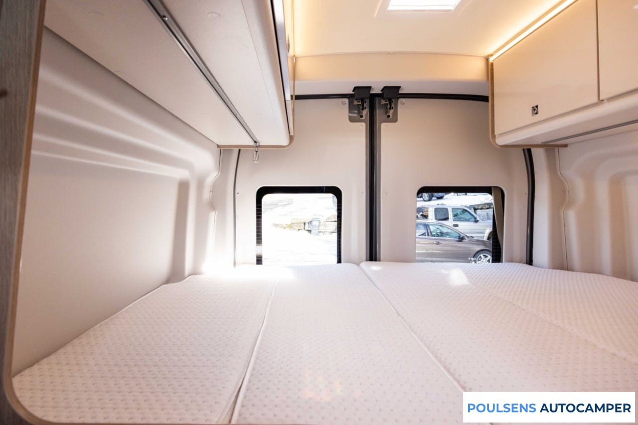 Espace couchage du Bürstner Lineo C 590 2023 avec lit transversal