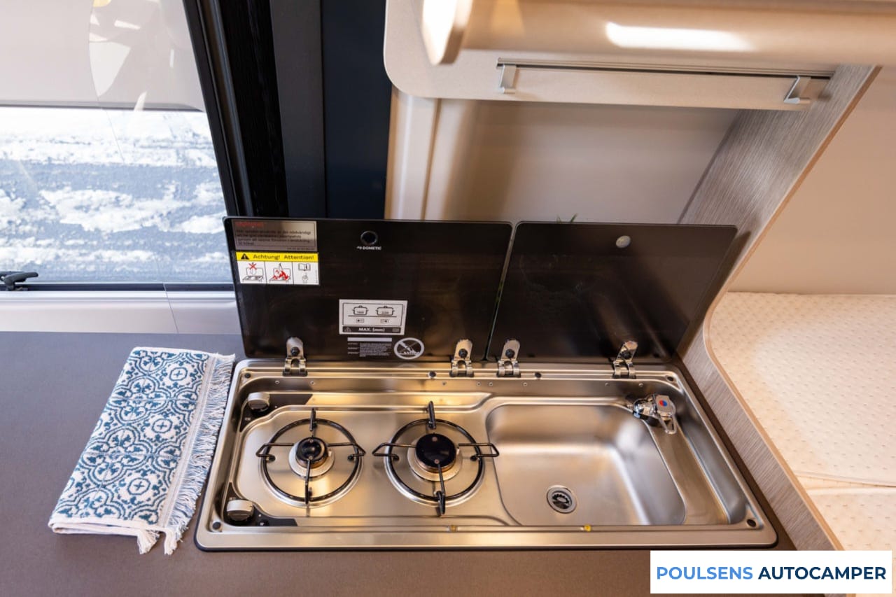 Cuisine du Bürstner Lineo C 590 2023 avec réfrigérateur et rangements