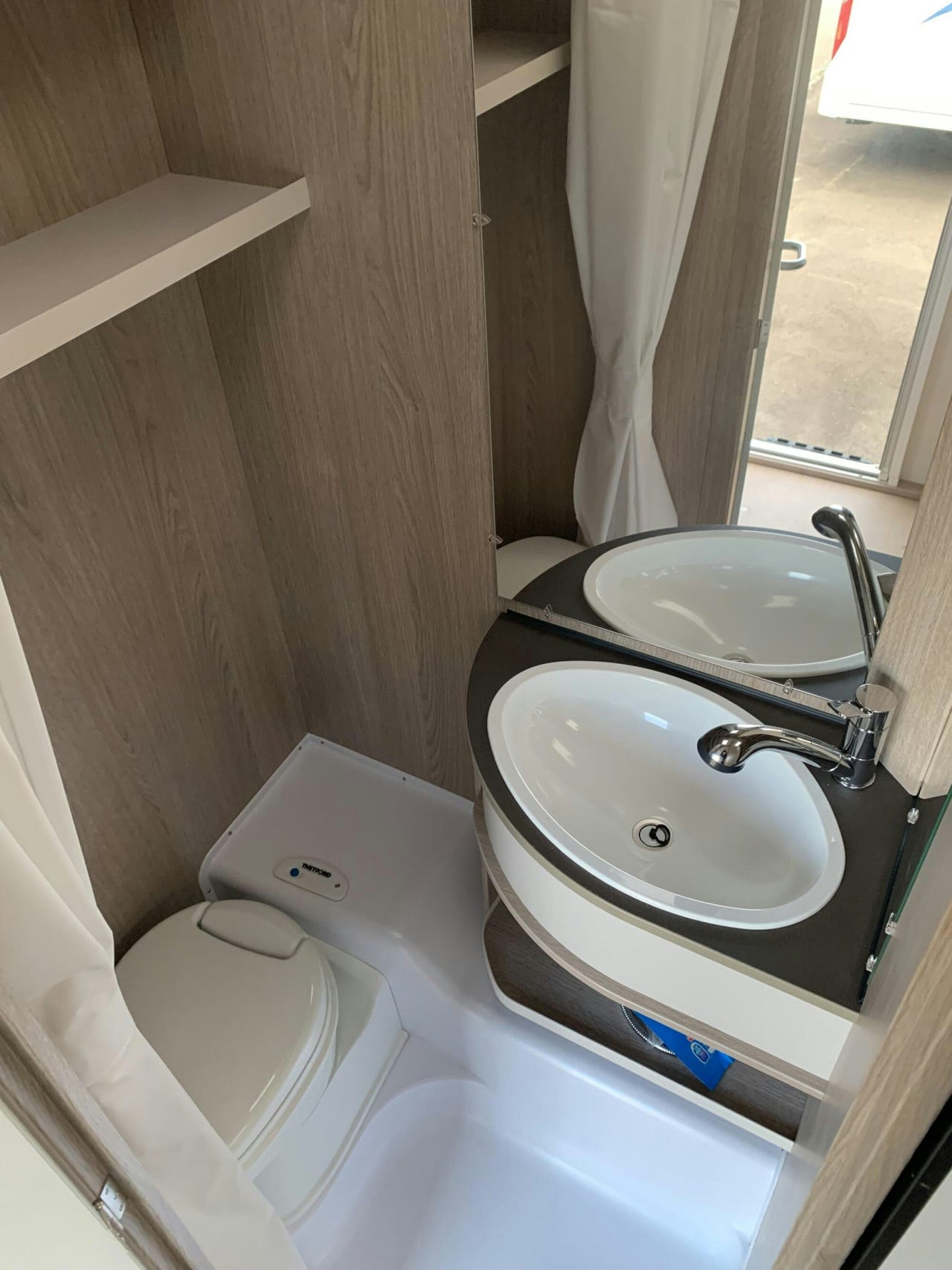 Salle de bain de la Bürstner Premio Life 490 TK

