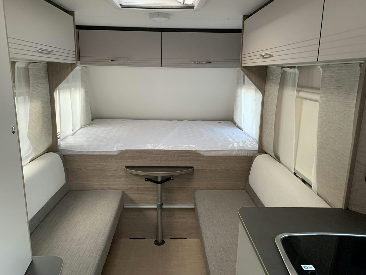Salon intérieur de la Bürstner Premio Life 490 TK