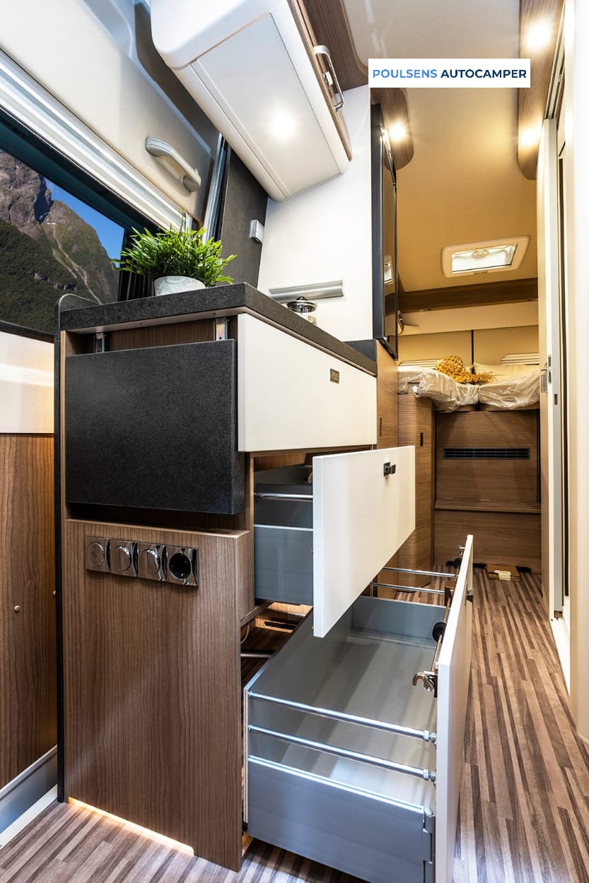 Cuisine du camping-car urbain Carthago 640 LE CHARMING GT 2023 avec réfrigérateur et rangements