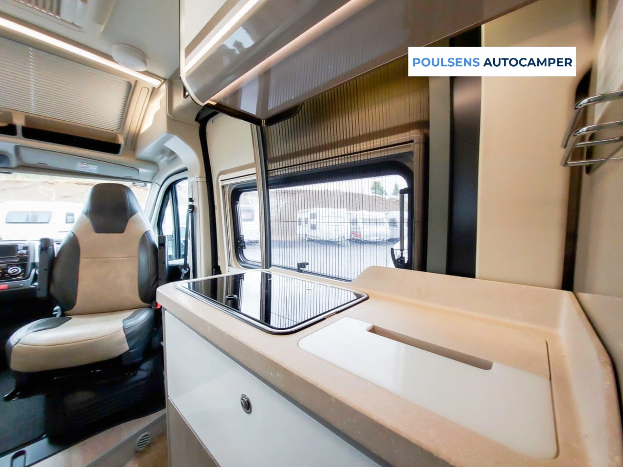 Cuisine du Challenger Van Elegance V217 avec réfrigérateur