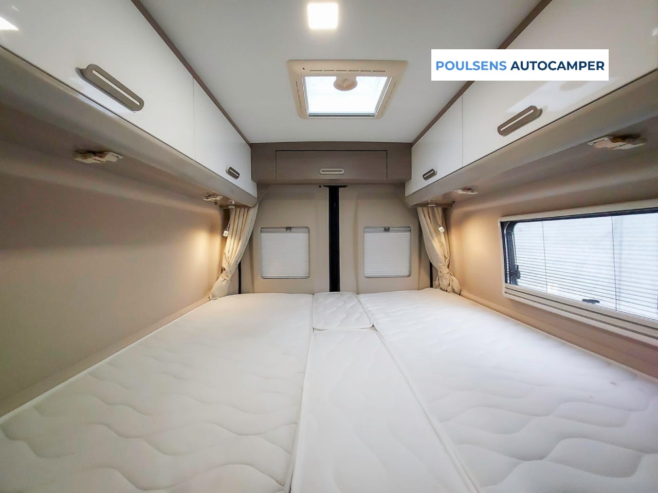 Espace couchage du Challenger Van Elegance V217 avec lit transversal