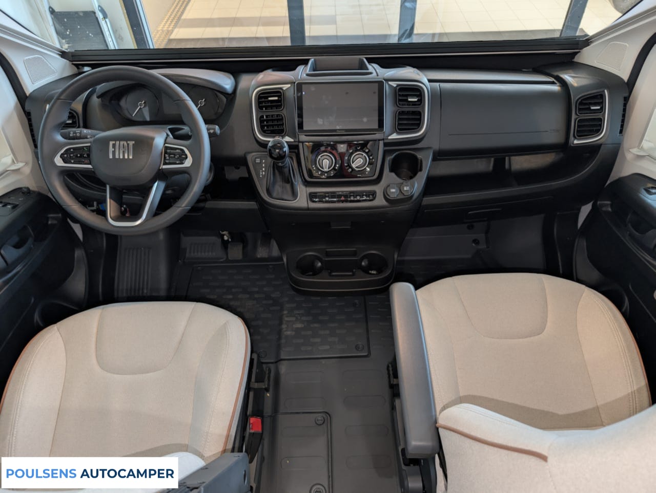 Cabine avant du camping-car compact Challenger X150 2025 avec siège chauffeur, volant et siège passager