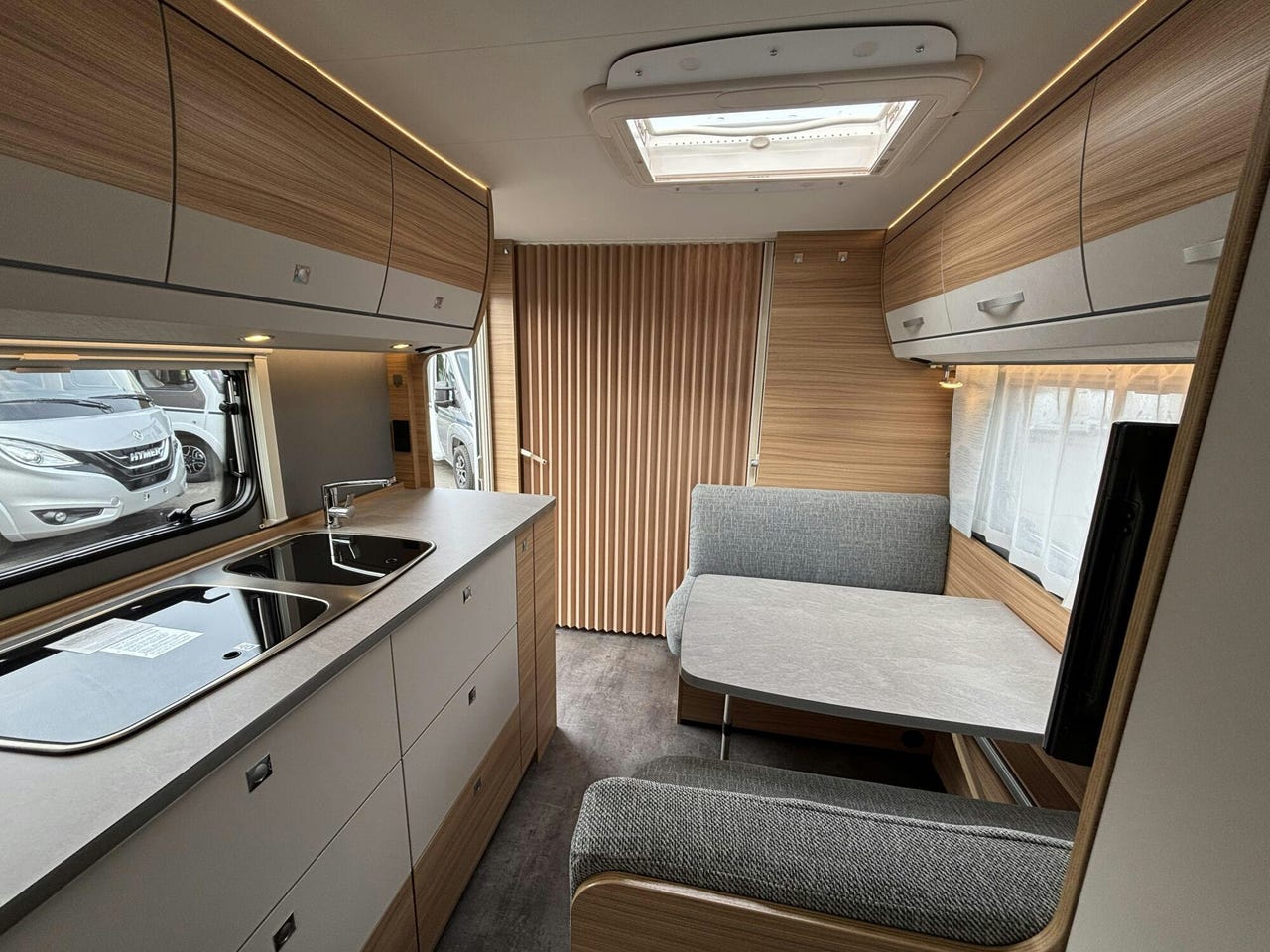 Vue intérieure de la Dethleffs Camper 530 FSK 2022

