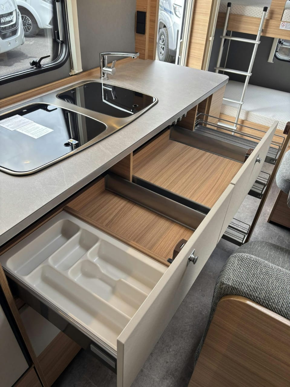 Cuisine de la Dethleffs Camper 530 FSK avec réfrigérateur 3 énergies