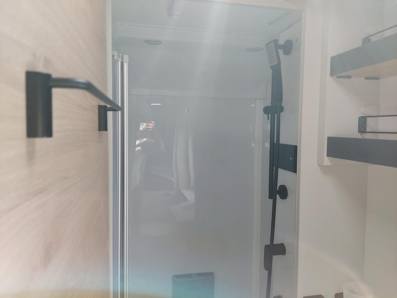 Salle de bain de la Dethleffs Camper 730 FKR SNOW