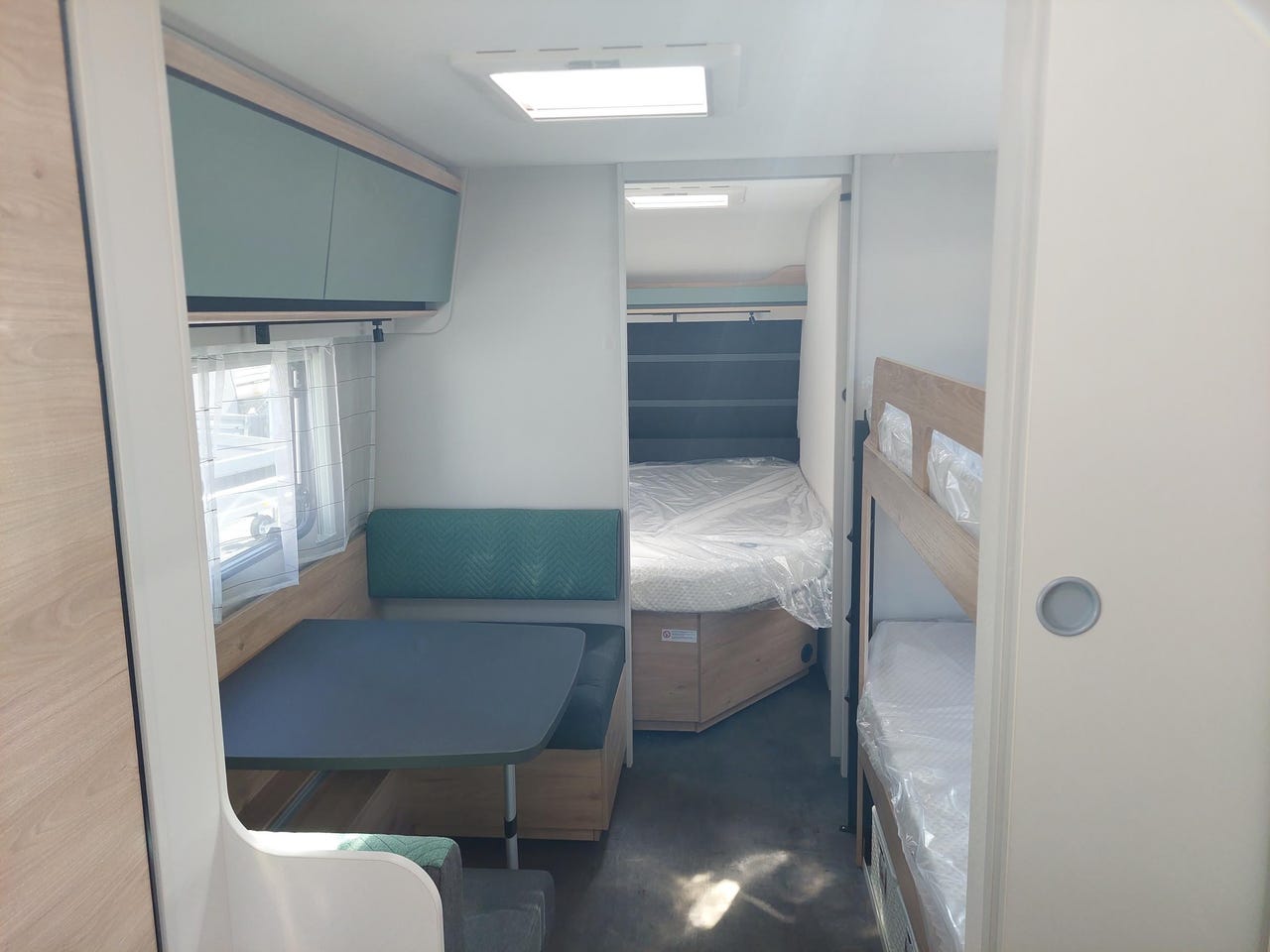 Vue intérieure de la Dethleffs Camper 730 FKR SNOW 2026