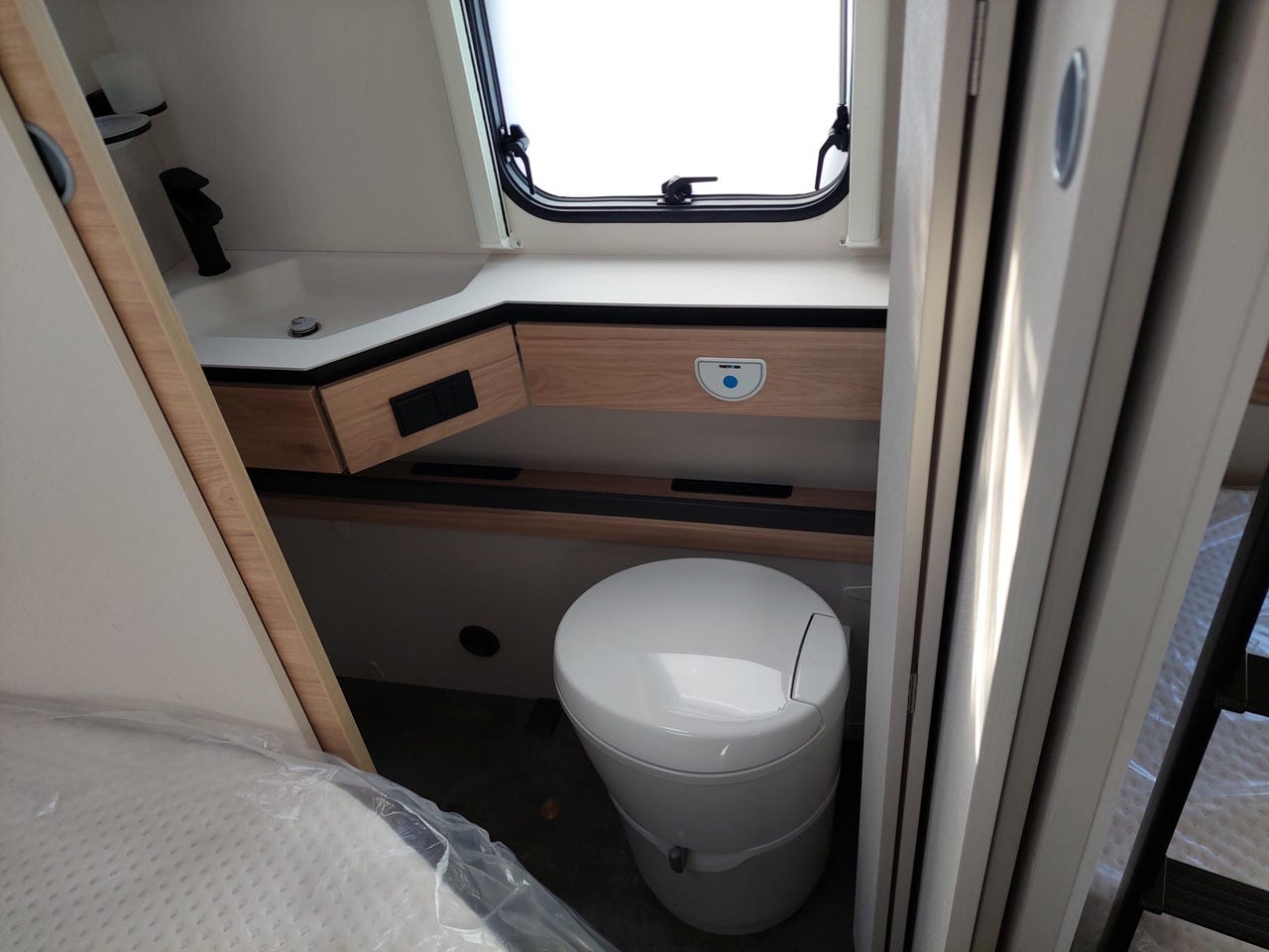 Salle de bain de la Dethleffs Camper 730 FKR SNOW