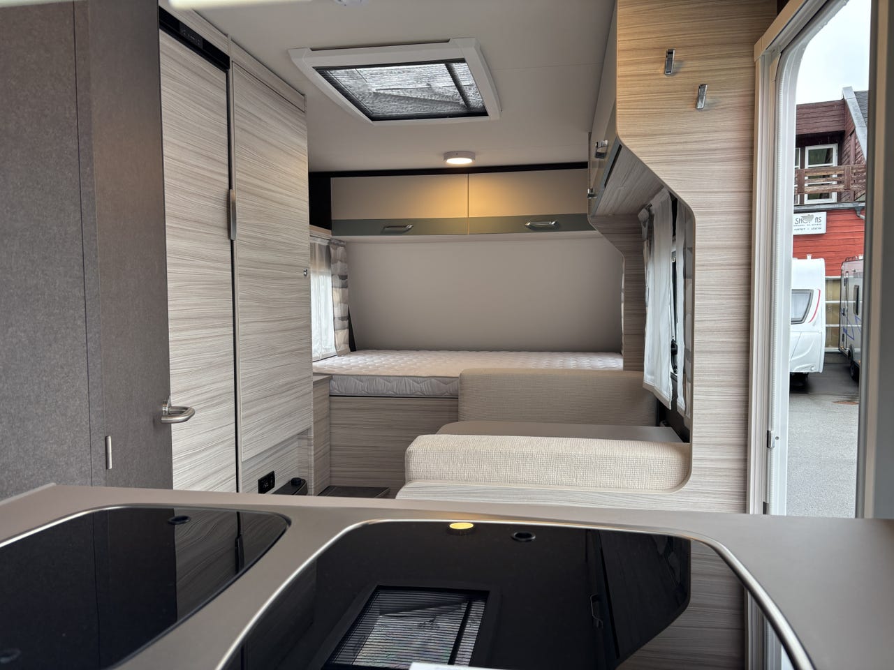 Salon intérieur de la Dethleffs C’joy 420 QSH