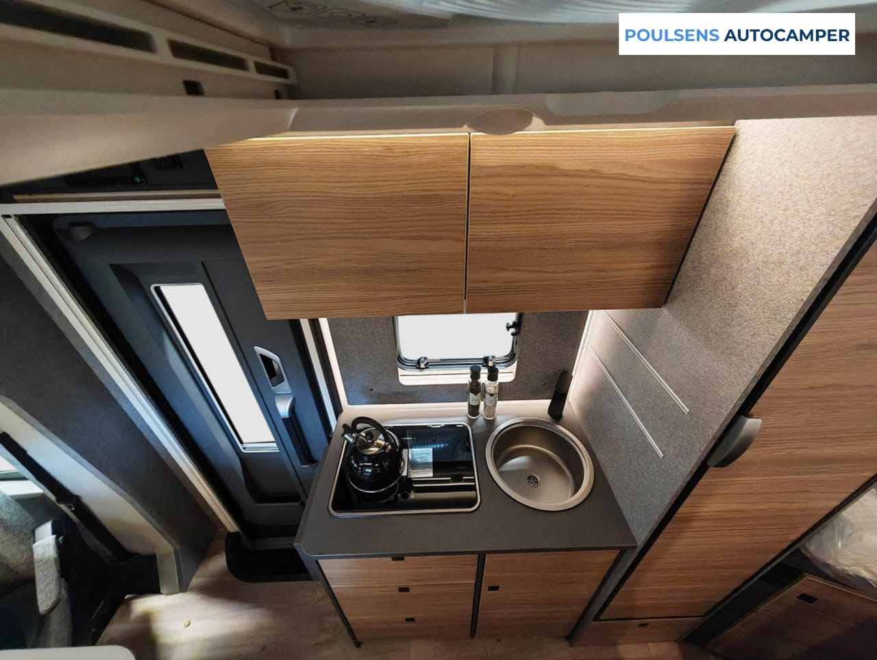 Cuisine du camping-car semi-intégré Dethleffs Globebus Performance T 46 4X4 2026 avec réfrigérateur à compresseur 131 L, rangements, fenêtre et éclairage LED