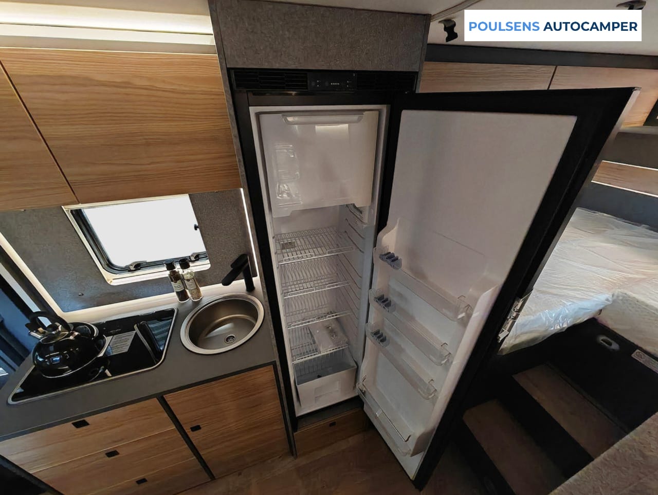 Cuisine du camping-car semi-intégré Dethleffs Globebus Performance T 46 4X4 2026 avec réfrigérateur à compresseur 131 L, rangements, fenêtre et éclairage LED