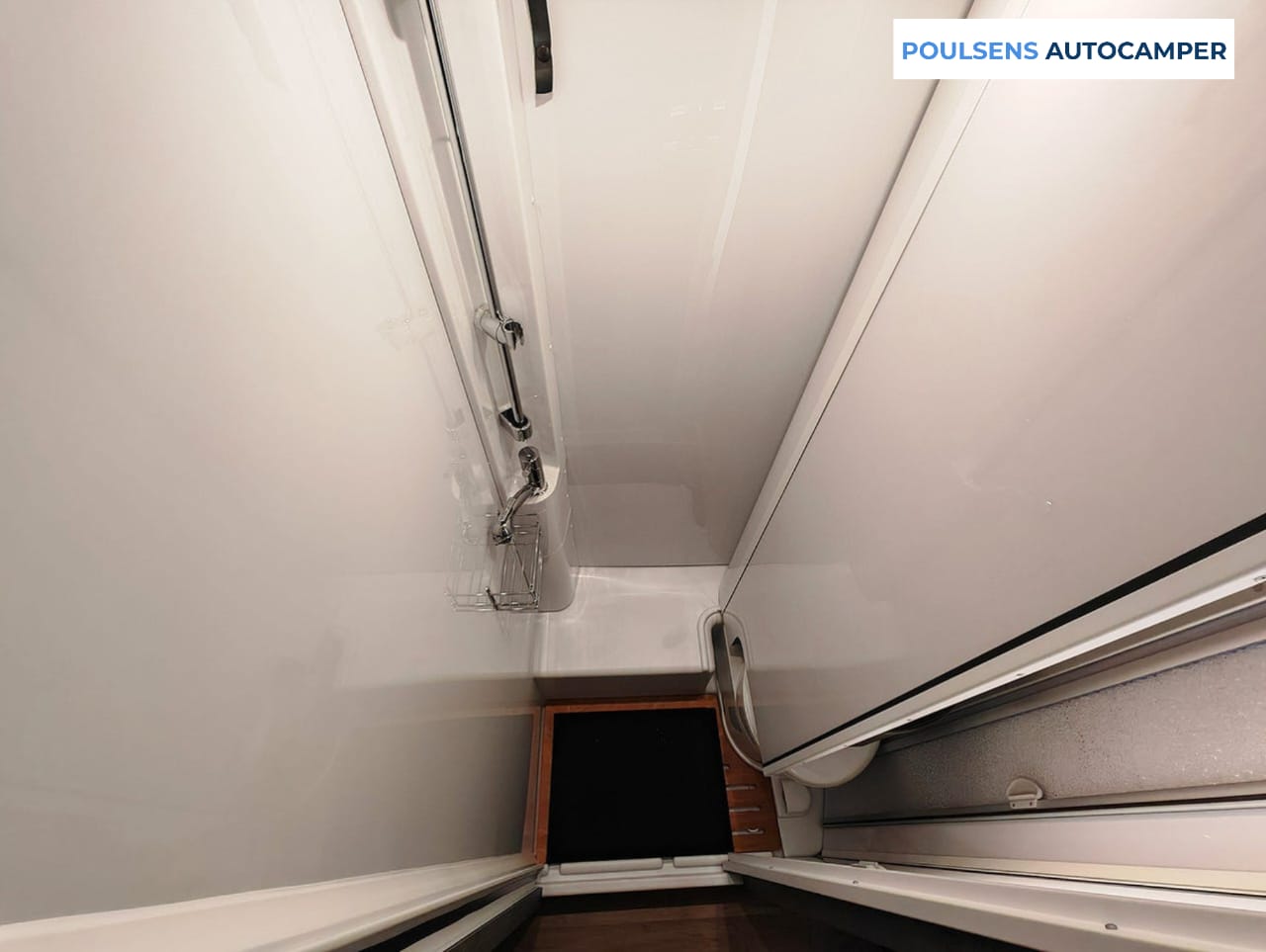 Salle de bain compacte du camping-car semi-intégré Dethleffs Globebus Performance T 46 4X4 2026 