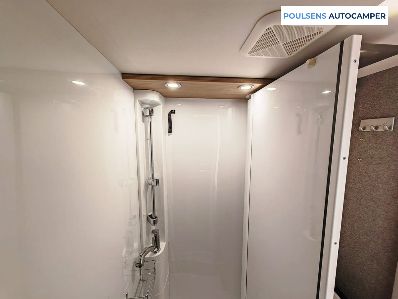Salle de bain compacte du camping-car semi-intégré Dethleffs Globebus Performance T 46 4X4 2026