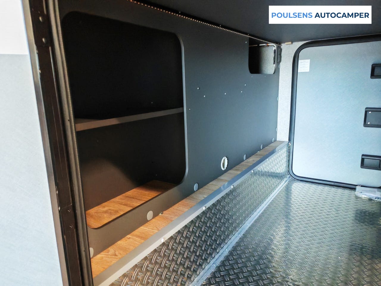 Vue intérieure du camping-car semi-intégré Dethleffs Globebus Performance T 46 4X4