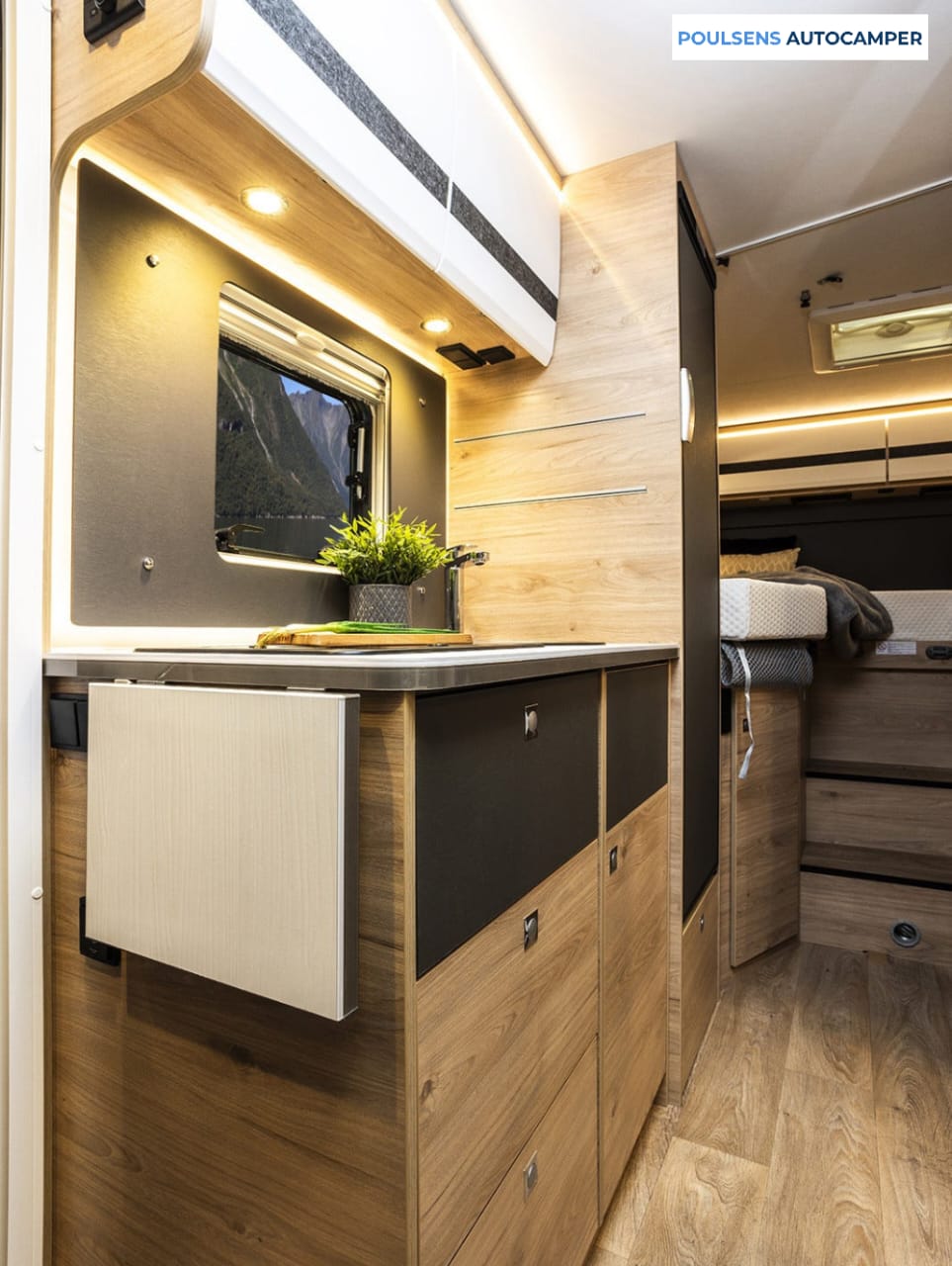 Cuisine du camping-car semi-intégré Dethleffs Globebus Camp Active T 4 2026 avec réfrigérateur pratique, rangements et éclairage LED