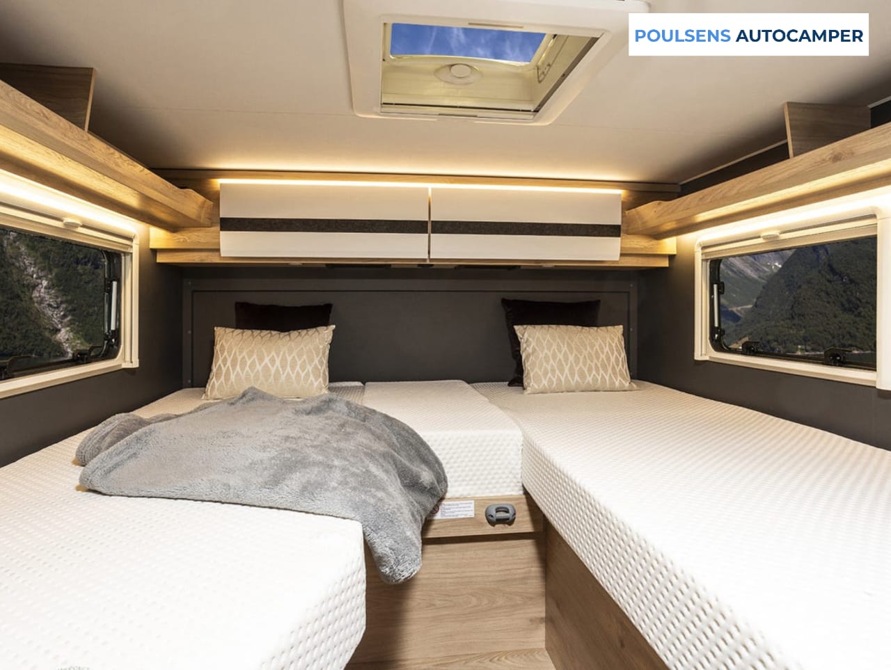 Espace couchage du camping-car semi-intégré Dethleffs Globebus Camp Active T 4 2026 avec lit double confortable