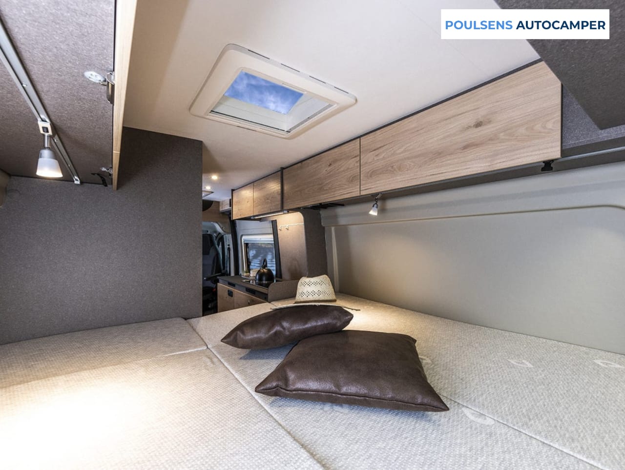 Espace couchage du camping-car urbain Dethleffs Globetrail 640 ES 2026 avec lit double confortable