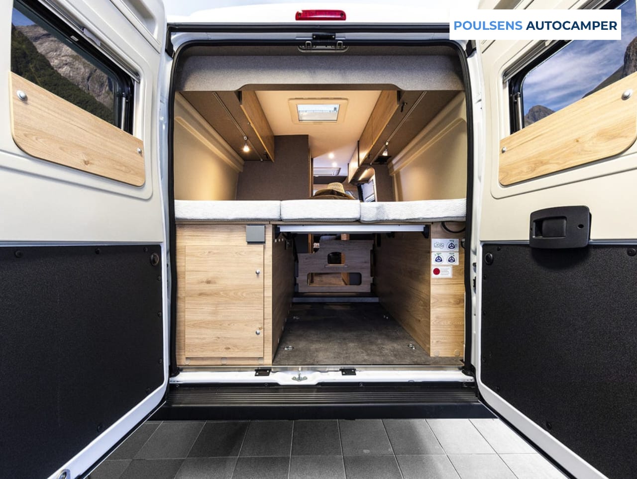 Vue arrière du camping-car urbain Dethleffs Globetrail 640 ES 2026 sur base Fiat Ducato