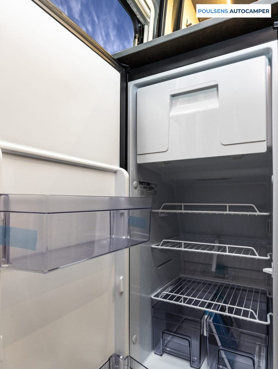 Cuisine du camping-car urbain Dethleffs Globetrail 640 ES 2026 avec réfrigérateur pratique, rangements et éclairage LED