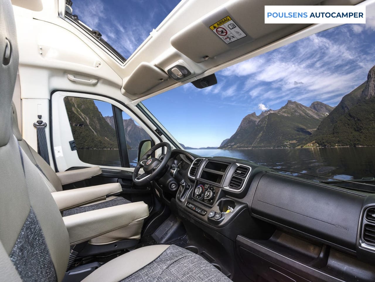 Cabine avant du camping-car urbain Dethleffs GLOBETRAIL CVD 540 DR 2025 avec sièges pilote et tableau de bord Fiat