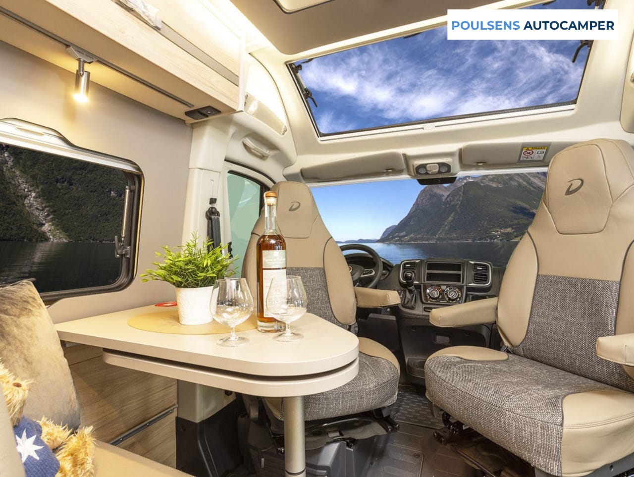 Salon intérieur du camping-car urbain Dethleffs GLOBETRAIL CVD 540 DR 2025 avec banquettes et éclairage LED