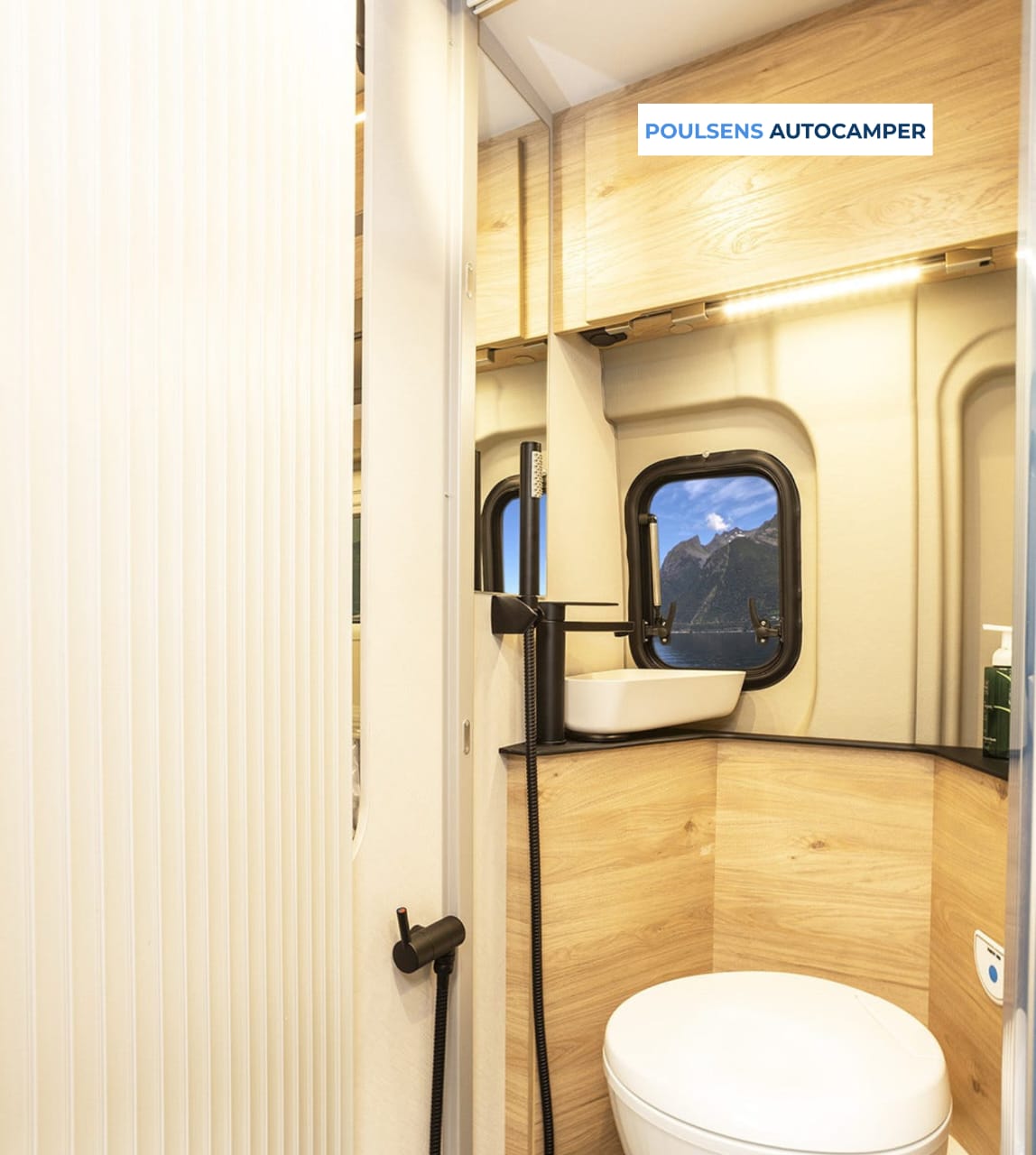 Salle de bain compacte du camping-car urbain Dethleffs GLOBETRAIL CVD 540 DR 2025 avec lavabo et rangements