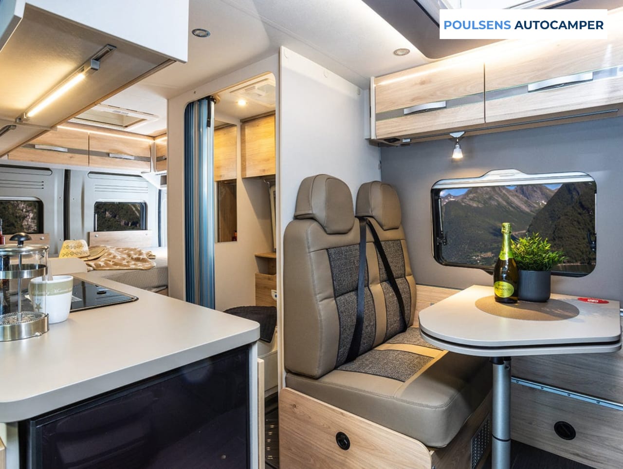 Salon intérieur du camping-car urbain Dethleffs GLOBETRAIL CVD 600 DS 2025 avec banquettes et éclairage LED