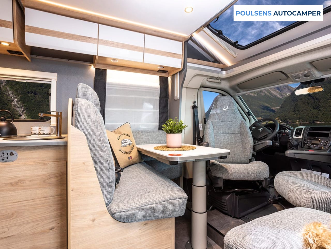 Salon intérieur du camping-car semi-intégré Dethleffs JUST CAMP T 6812 EB 2024 avec banquettes et éclairage LED