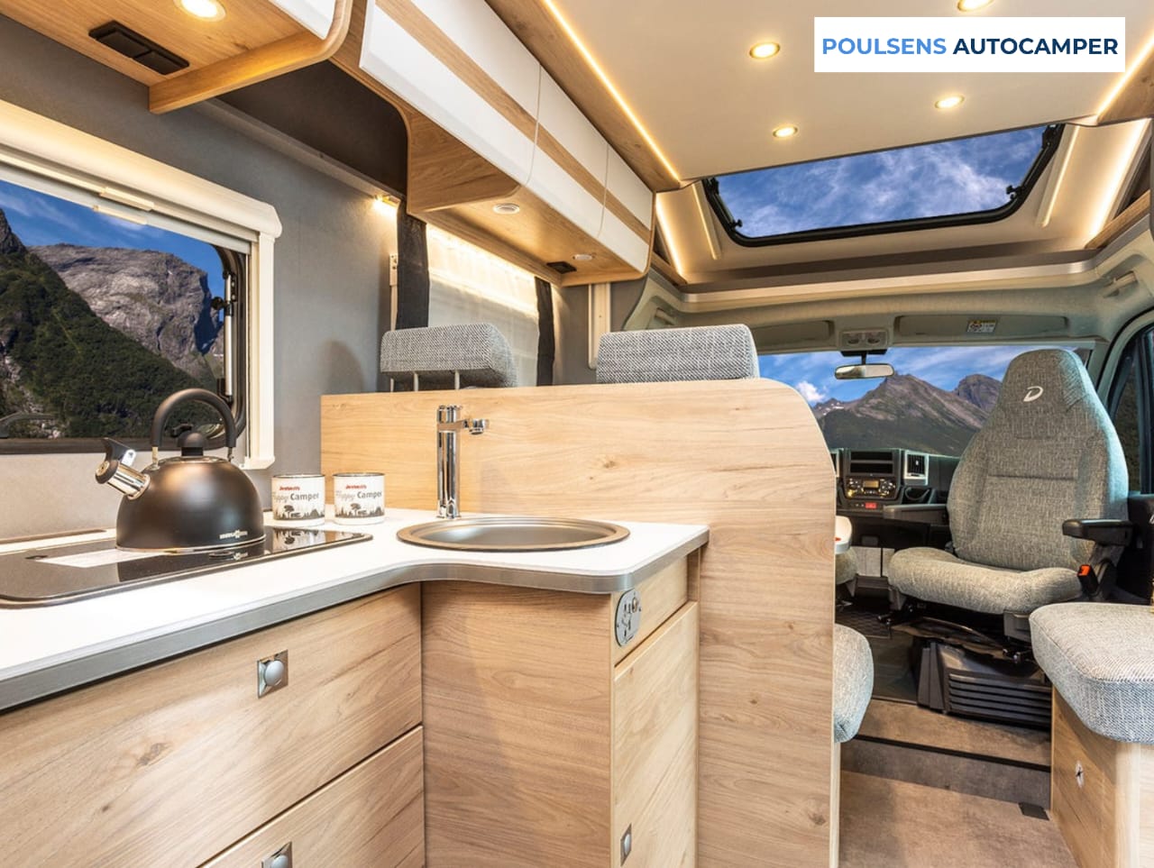 Cuisine du camping-car semi-intégré Dethleffs JUST CAMP T 6812 EB 2024 avec réfrigérateur et rangements