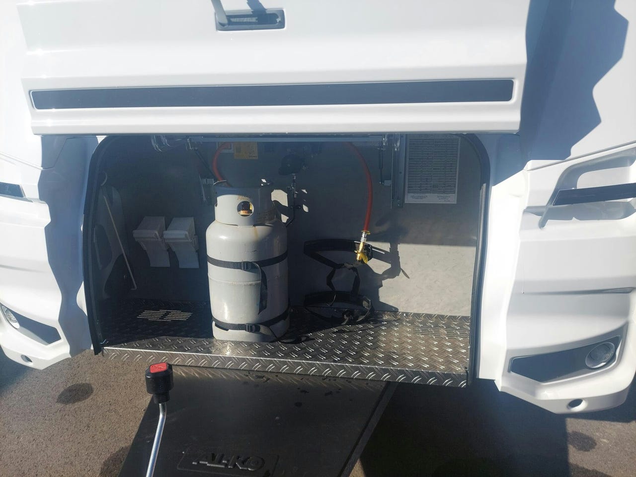Vue extérieure avant de la Dethleffs Nomad 490 EST 2026