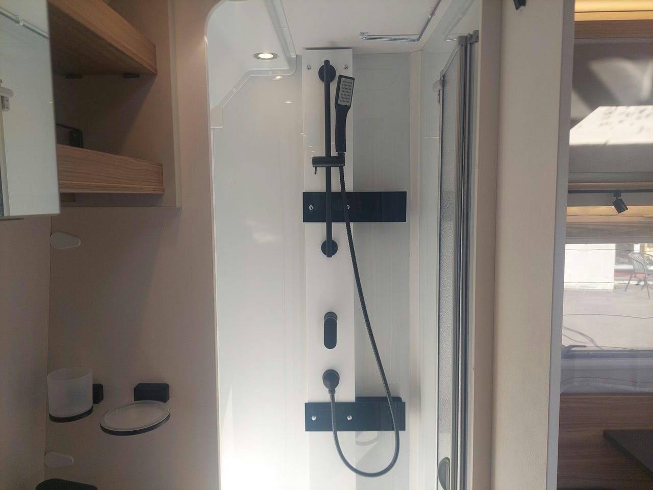 Salle de bain de la Dethleffs Nomad 490 EST