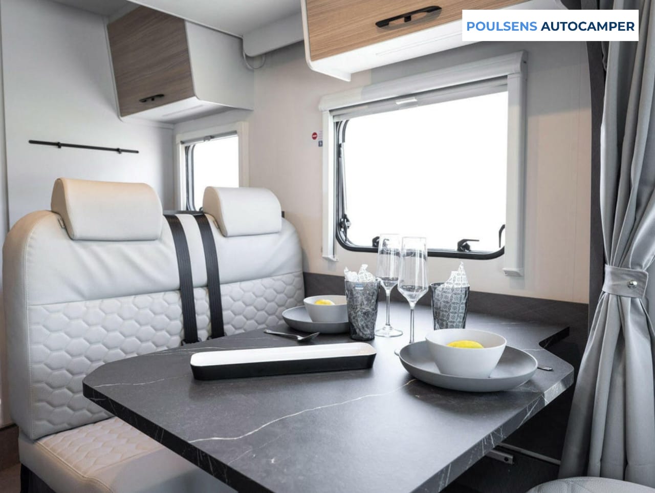 Salon intérieur du camping‑car Etrusco T 7.4 SB 2026 avec banquettes et éclairage LED