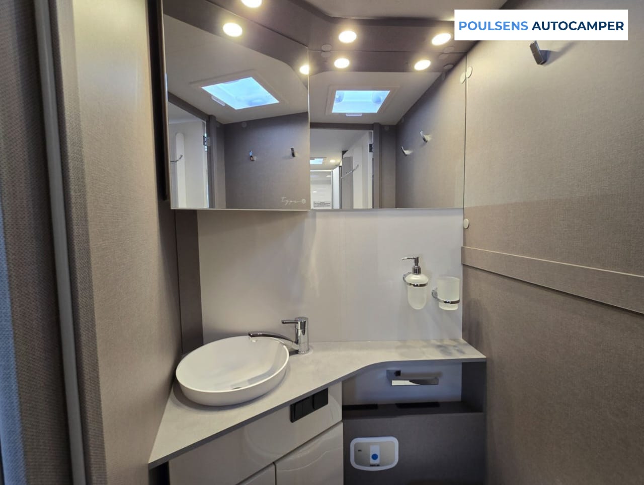 Salle de bain du Etrusco T7400 QBC 2024 avec douche et toilettes