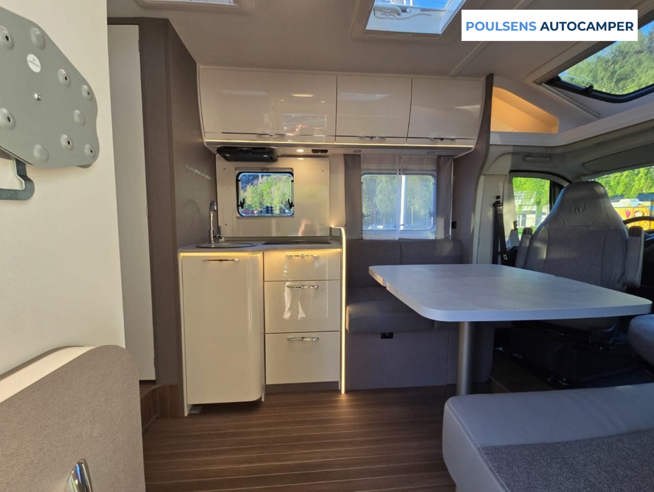 Salon intérieur du Etrusco T7400 QBC 2024 avec lit pavillon
