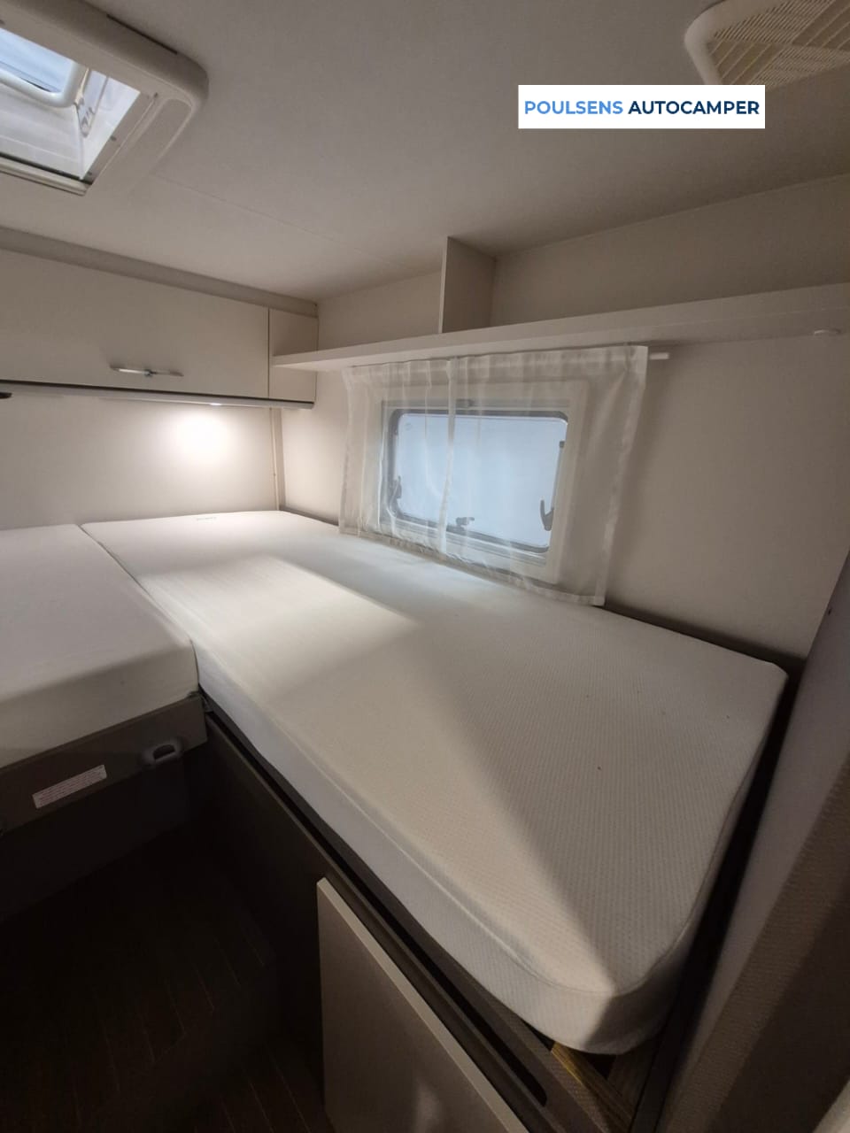 Espace couchage du camping-car semi-intégré Etrusco V6.6 SF 2023 d’occasion avec lits simples et lit pavillon rabattable