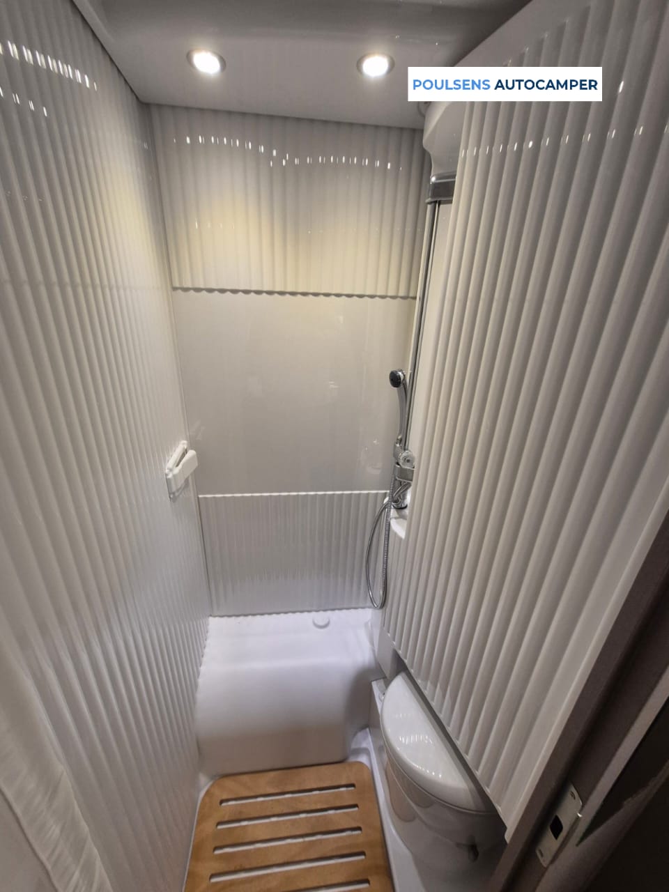 Salle de bain compacte du camping-car semi-intégré Etrusco V6.6 SF 2023 d’occasion avec toilettes fixes et lavabo
