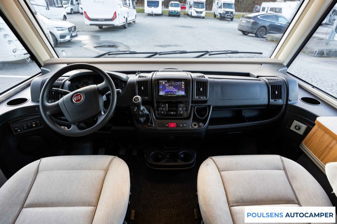 Cabine avant du Hymer B 588 PL 2015 avec tableau de bord Fiat