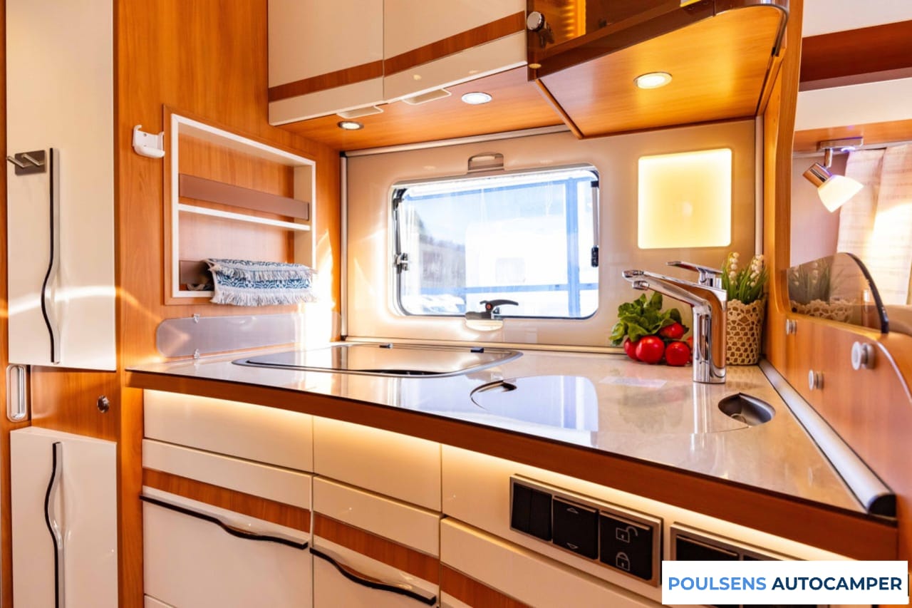 Cuisine du Hymer B 878 SL 2017 avec four et rangements