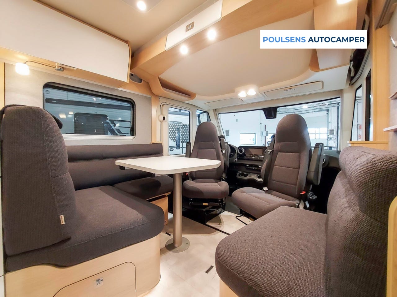 Salon intérieur du Hymer B‑ML I 880 BlackLine 2026