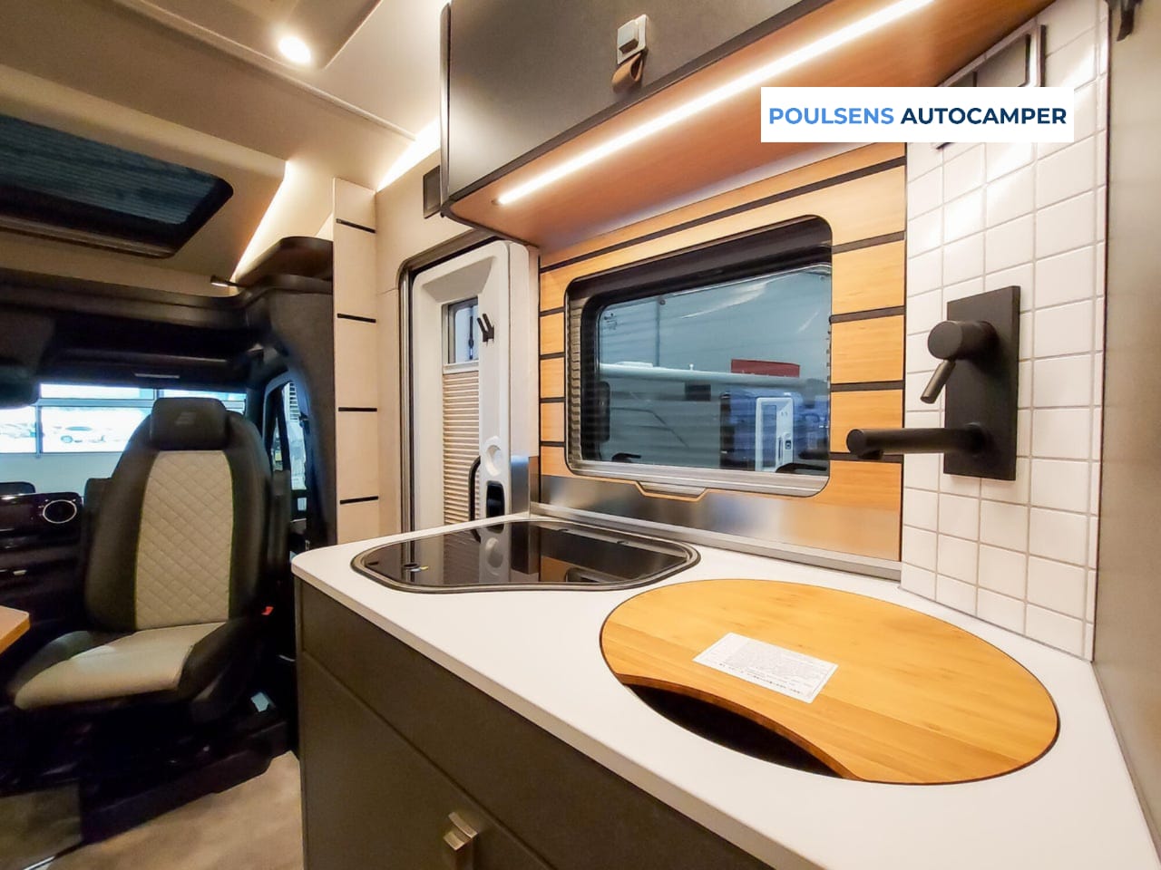 Cuisine du Hymer ML‑T 570 CrossOver avec réfrigérateur